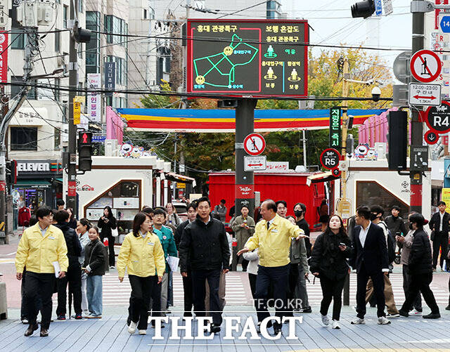 오세훈 서울시장과 유동균 마포구청장이 핼러윈 대비 현장점검에 앞서 안전관리 대책 브리핑을 듣고 있다.