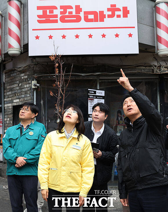 오세훈 서울시장과 유동균 마포구청장이 핼러윈 대비 현장점검에 앞서 안전관리 대책 브리핑을 듣고 있다.