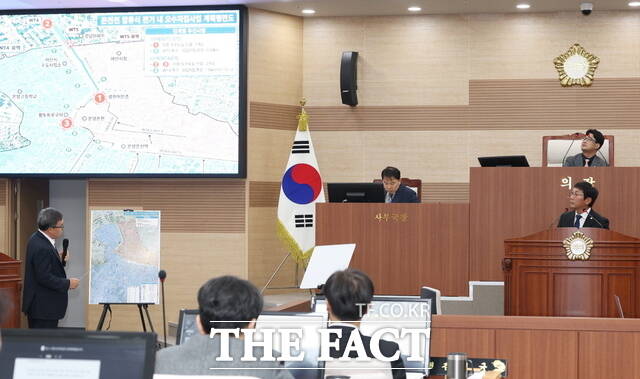 29일 아산시의회 제268회 임시회 본회의에서 유수영 의원이 도시계획도로와 온천천 악취 문제 해결 등을 주제로 시정질문을 하고 있는 모습. /정효기 기자
