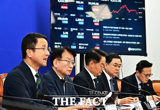 한병도 더불어민주당 원내대표(가운데)가 29일 오전 서울 여의도 국회에서 열린 정책조정회의에 참석해 모두발언을 하고 있다. /국회=배정한 기자