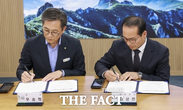 우승희 영암군수(왼쪽)가 27일 유니크에스앤비와 승강장 스마트 쉼터 조성 업무협약을 체결하고 있다. /영암군
