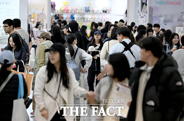 '코엑스 코베 베이비페어'가 29일 오전 서울 강남구 코엑스 A홀에서 개막한 가운데 관람객들이 유아용 카시트를 둘러보고 있다. /박상민 기자