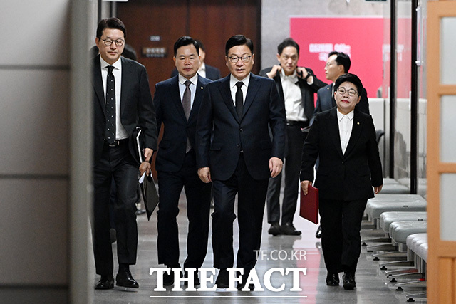 최고위원회의에서 모두발언 하는 정 원내대표(가운데).