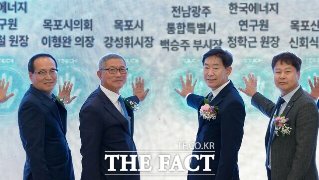백승주 전남광주통합특별시 균형발전부시장은 29일 목포신항에서 열린 ‘해상풍력 플랫폼센터 개관식’에 참석해 주요내빈들과 퍼포먼스를 하고 있다./전남광주시