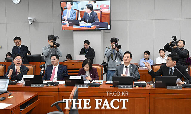 청와대 이전 관련 자료 제출 요구하는 윤용근 국민의힘 의원(왼쪽).
