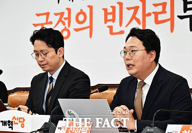 천하람 개혁신당 원내대표(왼쪽)가 29일 오전 서울 여의도 국회에서 열린 비상대책위원회의에 참석해 모두발언을 하고 있다.