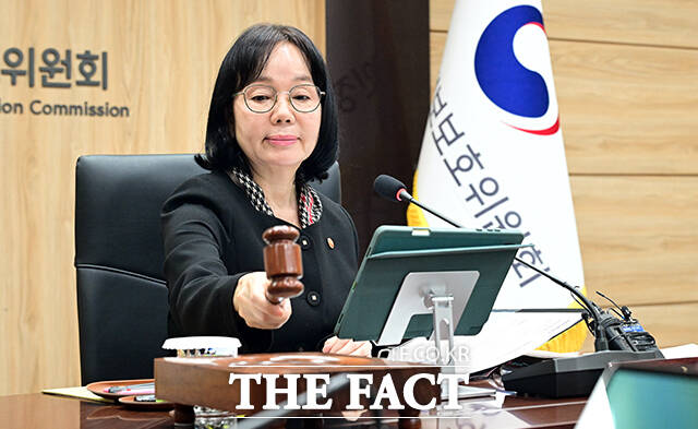 송경희 개인정보보호위원회 위원장이 28일 오후 서울 종로구 정부서울청사에서 열린 제21회 전체회의에 참석해 의사봉을 두드리고 있다. /임영무 기자