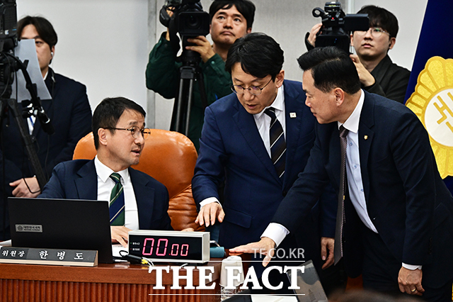 한병도 운영위원장과 천준호 여당 간사, 김승수 야당 간사(왼쪽부터)가 29일 국회 운영위원회에서 열린 대통령비서실·국가안보실·대통령경호처에 대한 국정감사에 참석해 대화를 하고 있다. /남용희 기자