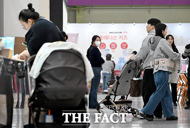 '코엑스 코베 베이비페어'가 29일 오전 서울 강남구 코엑스 A홀에서 개막한 가운데 관람객들이 유아용 카시트를 둘러보고 있다. /박상민 기자