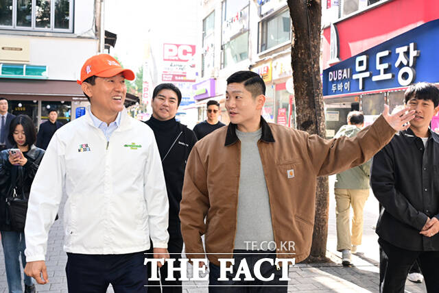 내년 8월 전당대회를 바라보는 중진들의 구상도 이들의 입지와 맞물려 한층 복잡해지는 양상이다. 사진은 오세훈 서울시장(왼쪽)과 김재섭 국민의힘 의원이 23일 오전 서울 도봉구 서울아레나 건립 현장 점검을 마친 뒤 창동역 일대 먹자골목 상권을 살피고 있는 모습. /이새롬 기자