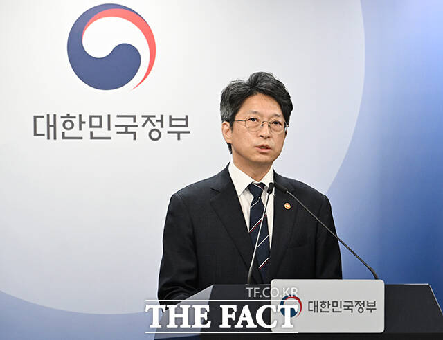 홍지선 국토교통부 장관이 29일 오전 서울 종로구 정부서울청사에서 제2차 주택공급에 대한 정례브리핑을 하고 있다. /박헌우 기자
