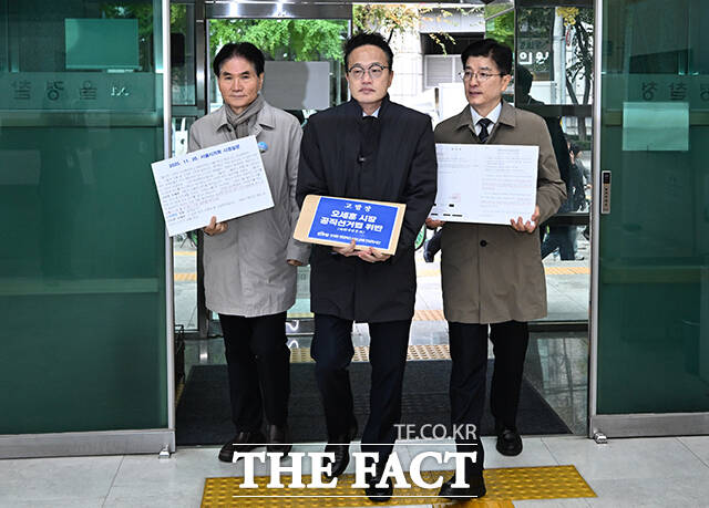 박주민 더불어민주당 오세훈 한강버스 비리 은폐 진상조사단장(오른쪽 가운데)이 29일 오전 서울 종로구 서울경찰청 민원실에서 오세훈 서울시장 공직선거법 위반(허위사실공표) 혐의에 대한 고발장을 접수하고 있다. /박헌우 기자