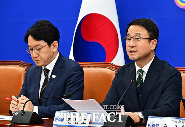 한병도 더불어민주당 원내대표(가운데)가 29일 오전 서울 여의도 국회에서 열린 정책조정회의에 참석해 모두발언을 하고 있다. /국회=배정한 기자