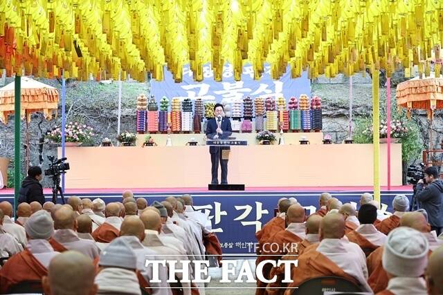 박완수 경남도지사가 29일 합천 해인사 법계탑 마당에서 열린 해인사 대장경 판각 고불식에서 축사를 하고 있다. /경남도