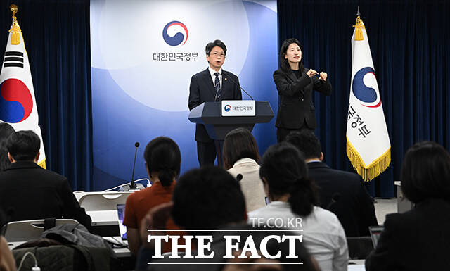 홍지선 국토교통부 장관이 29일 오전 서울 종로구 정부서울청사에서 제2차 주택공급에 대한 정례브리핑을 하고 있다. /박헌우 기자