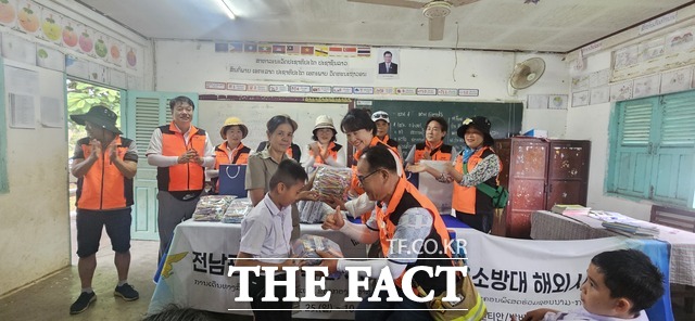 전남광주통합특별시 소방본부는 광주권역 의용소방대가 지난 25일부터 29일까지 5일간 라오스를 방문해 현지 소방서를 견학하고, 방비엥 팍포 소수민족 초등학교에서 나눔 봉사활동을 펼쳤다고 29일 밝혔다. /전남광주시