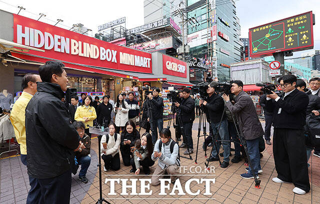 오세훈 서울시장과 유동균 마포구청장이 핼러윈 대비 현장점검에 앞서 안전관리 대책 브리핑을 듣고 있다.