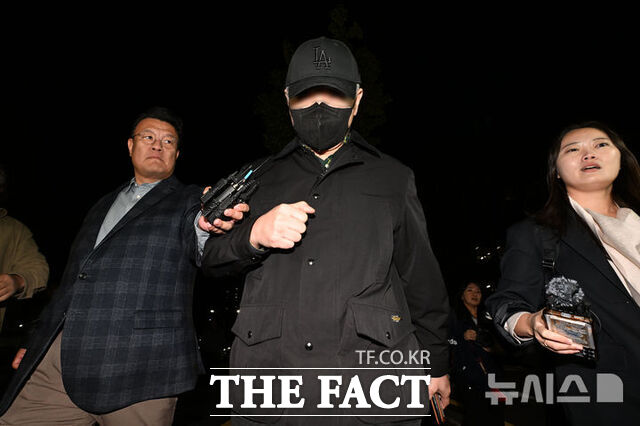 여고생 살해범 장윤기의 부친 장모 경감이 28일 오후 전남광주시 동구 광주지법에서 증인 신문을 마친 뒤 법원을 빠져나가고 있다. /뉴시스
