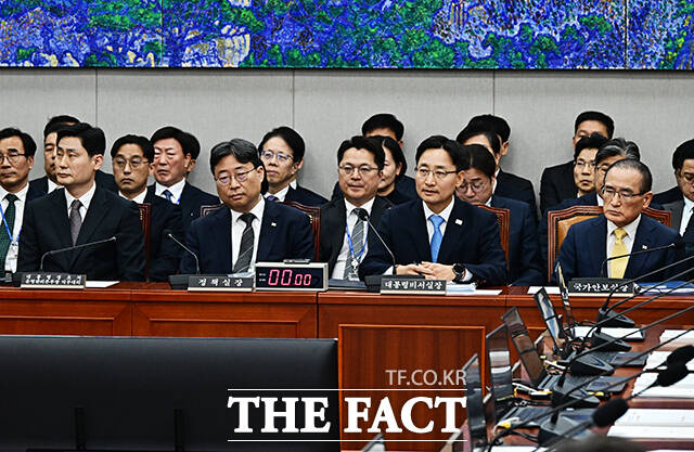 국정감사 출석한 윤기현 대통령경호처 운영관리본부장 직무대리와 하준경 청와대 정책실장, 임광현 대통령비서실장, 위성락 국가안보실장(앞줄 왼쪽부터).