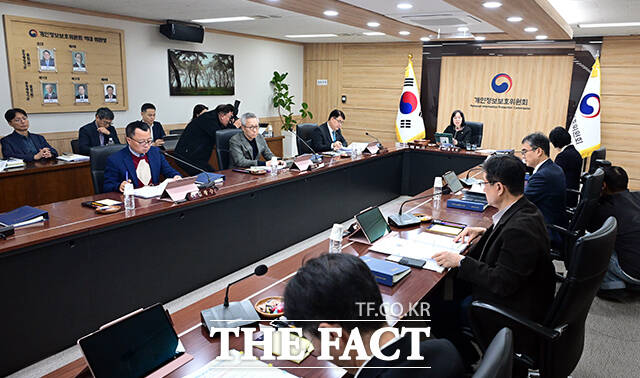 송경희 개인정보보호위원회 위원장이 지난 28일 오후 서울 종로구 정부서울청사에서 열린 제21회 전체회의에 참석해 모두발언을 하고 있다. /임영무 기자