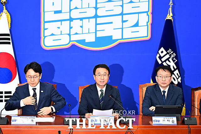 한병도 더불어민주당 원내대표(가운데)가 29일 오전 서울 여의도 국회에서 열린 정책조정회의에 참석해 모두발언을 하고 있다. /국회=배정한 기자