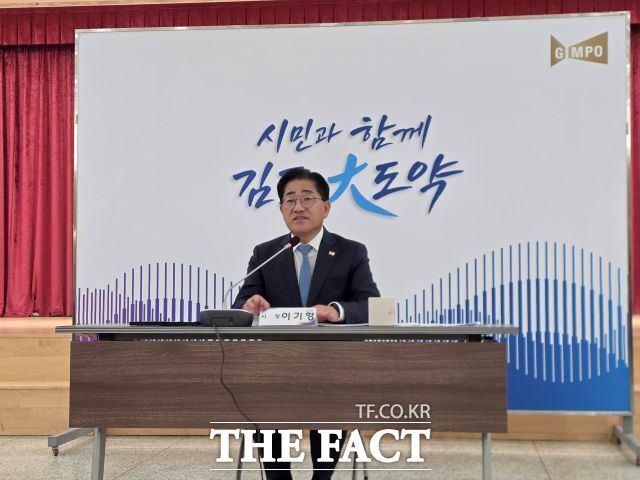 이기형 김포시장이 29일 오후 시청 대회의실에서 긴급 기자회견을 하고 있다. /정일형 기자