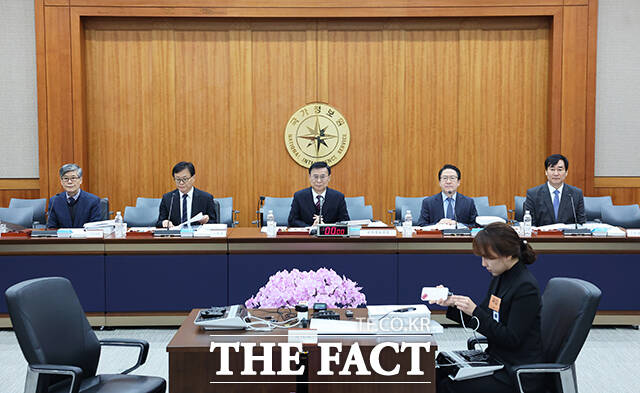 이종석 국정원장이 29일 오전 서울 국가정보원 청사에서 열린 국회 정보위원회 국가정보원에 대한 국정감사에 출석하고 있다. 왼쪽부터 김희수 기획조정실장, 이동수 제1차장, 이 원장, 김호홍 제2차장, 김창섭 제 3차장. /국회사진기자단