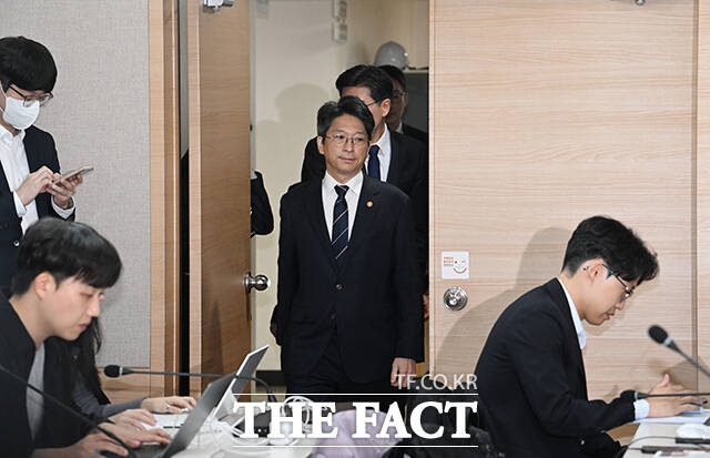 홍지선 국토교통부 장관이 29일 오전 서울 종로구 정부서울청사에서 제2차 주택공급에 대한 정례브리핑을 하고 있다. /박헌우 기자