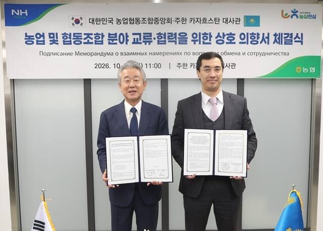 강호동 농협중앙회 회장(왼쪽)이 29일 서울 용산구 주한 카자흐스탄 대사관에서 열린 양국 농업·협동조합 분야 교류·협력을 위한 상호 의향서 체결식에서 아셋 이세날리 주한 카자흐스탄 대사와 기념 촬영을 하고 있다. /농협중앙회