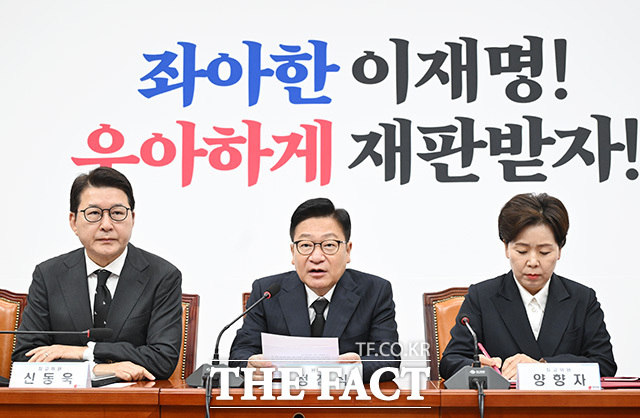 최고위원회의에서 모두발언 하는 정 원내대표(가운데).