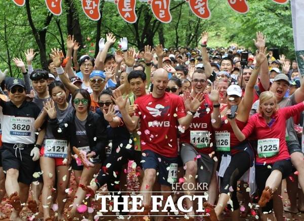 선양소주가 자사의 핵심 사회공헌활동인 계족산황톳길을 앞세워 대한민국을 대표하는 사회공헌 우수 프로그램을 뽑는 제1회 시슐랭 스타 본선에 최종 진출했다. 계족산 맨발축제 진행 모습. /선양소주