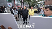  유동균 마포구청장, 오세훈 서울시장과 핼러윈 대비 현장점검 [포토]