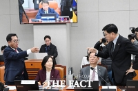  이상휘-김준형, 청와대 관저 이전 자료제출 '해라vs하지마라' 언쟁 [TF사진관]