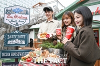  캐나다 감성 그대로…팀홀튼, 플래그십 '밴프 타운' 성수 오픈 [포토]