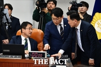  한병도 운영위원장과 대화하는 여야 간사 [포토]