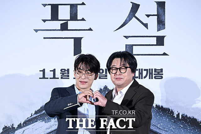 배우 구교환과 홍의정 감독, 배우 김윤석(왼쪽부터)이 30일 오전 서울 용산구 CGV 용산아이파크몰에서 열린 영화 ‘폭설’ 제작보고회에 참석해 포즈를 취하고 있다. /서예원 기자