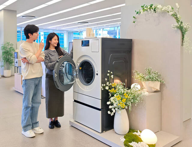 삼성전자 모델이 삼성스토어 서초에서 소상공인의 날을 맞아 11월 30일까지 진행하는 '소상공인 특별전'을 살펴보고 있다. /삼성전자