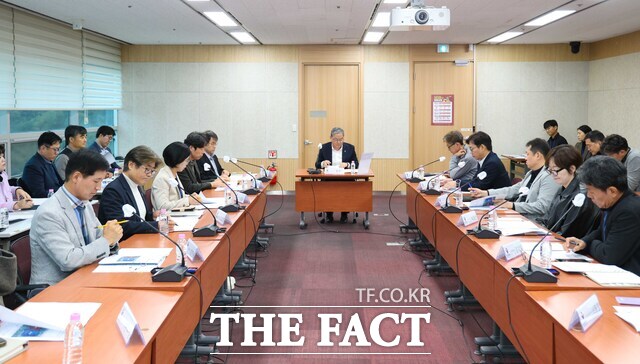황준기 용인시 제2부시장이 29일 용인시청 콘퍼런스룸에서 열린 '반도체 국가산단 부지 조성·팹 착공 지원 종합대책 태스크포스(TF)' 첫 회의를 주재하고 있다. /용인시