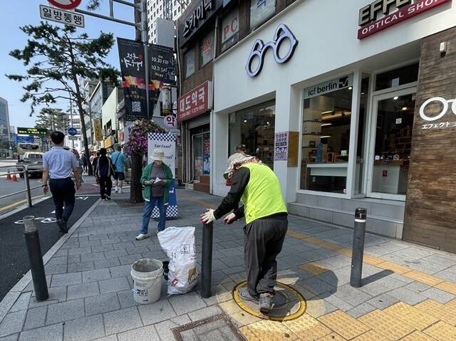 서울 중구는 파손된 볼라드(차량 진입 방지 말뚝)를 통째로 교체하는 대신 윗부분에 맞춤형 캡을 씌우는 방식으로 약 8590만원의 예산을 절감했다고 30일 밝혔다. 사진은 볼라드 상단 외피 교체 작업을 진행 중인 모습. /중구