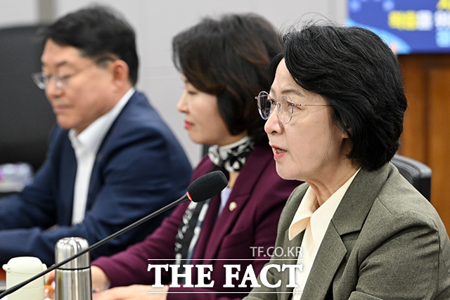 지방재정 확충을 위한 지방세제 개편 정책토론회 참석해 환영사 하는 추미애 경기도지사.