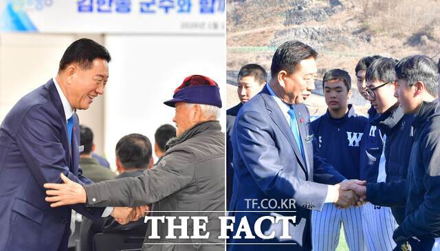 김한종 장성군수가 지역민들에게 안부 인사와 함께 악수를 하고 있다. /장성군