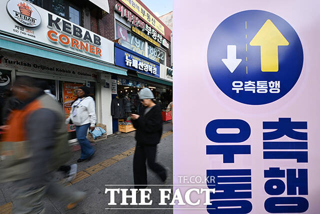 이태원로에 우측통행 안내 배너가 세워져 있다.