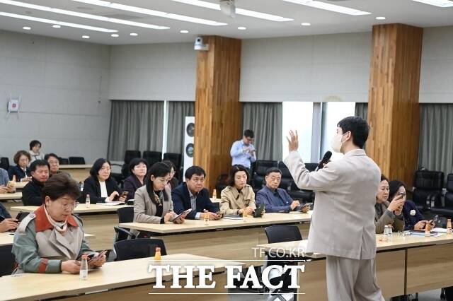 논산시가 30일 5급 이상 간부 공무원 50여 명을 대상으로 스마트폰을 활용한 생성형 AI 실무교육을 갖고 있다. /논산시