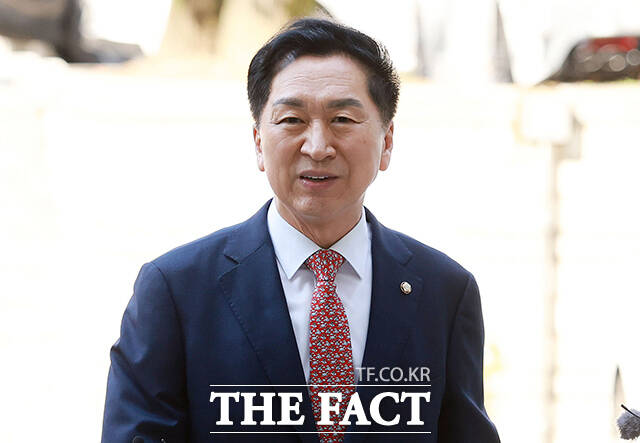 당 대표 당선을 대가로 김건희 씨에게 고가의 명품 가방을 선물한 혐의로 재판에 넘겨진 김기현 국민의힘 의원이 30일 오후 서울 서초구 서울중앙지방법원에서 열린 1심 선고 공판에 출석하고 있다. /임영무 기자