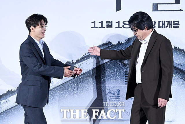 배우 구교환과 홍의정 감독, 배우 김윤석(왼쪽부터)이 30일 오전 서울 용산구 CGV 용산아이파크몰에서 열린 영화 ‘폭설’ 제작보고회에 참석해 포즈를 취하고 있다. /서예원 기자