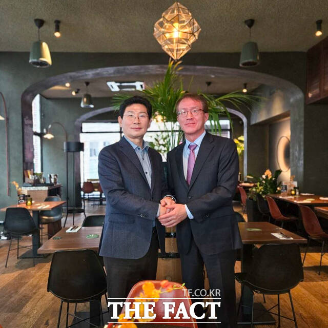 이상일 용인시장(왼쪽)이 29일(현지시간) 네덜란드 헤이그에서 홍석인 주네덜란드 대한민국 대사와 만나 도시 간 교류·협력 방안을 논의한 뒤 기념 촬영을 하고 있다. /용인시