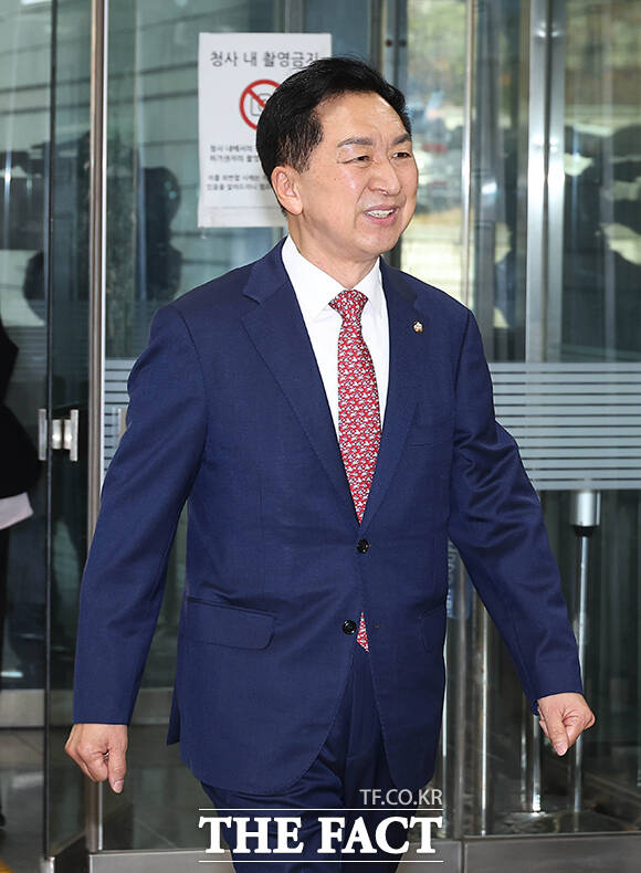 당 대표 당선을 대가로 김건희 씨에게 고가의 명품 가방을 선물한 혐의로 재판에 넘겨진 김기현 국민의힘 의원이 30일 오후 서울 서초구 서울중앙지방법원에서 열린 1심 선고 공판에 출석하고 있다. /임영무 기자