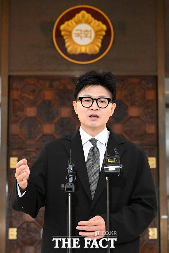 기자회견 열고 발언하는 한 의원.