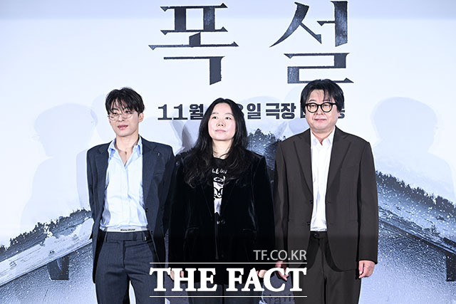 배우 구교환과 홍의정 감독, 배우 김윤석(왼쪽부터)이 30일 오전 서울 용산구 CGV 용산아이파크몰에서 열린 영화 ‘폭설’ 제작보고회에 참석해 포즈를 취하고 있다. /서예원 기자