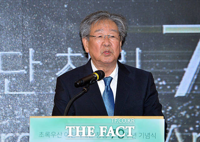 최불암은 그저 인기 있는 배우에 그치지 않는다. 시대가 필요로 했던 어른의 모습을 보여줬고, 그 모습으로 여러 세대의 기억에 남았다. 사진은 2018년 초록우산 어린이재단 전국후원회장으로 연설하는 모습. /더팩트 DB